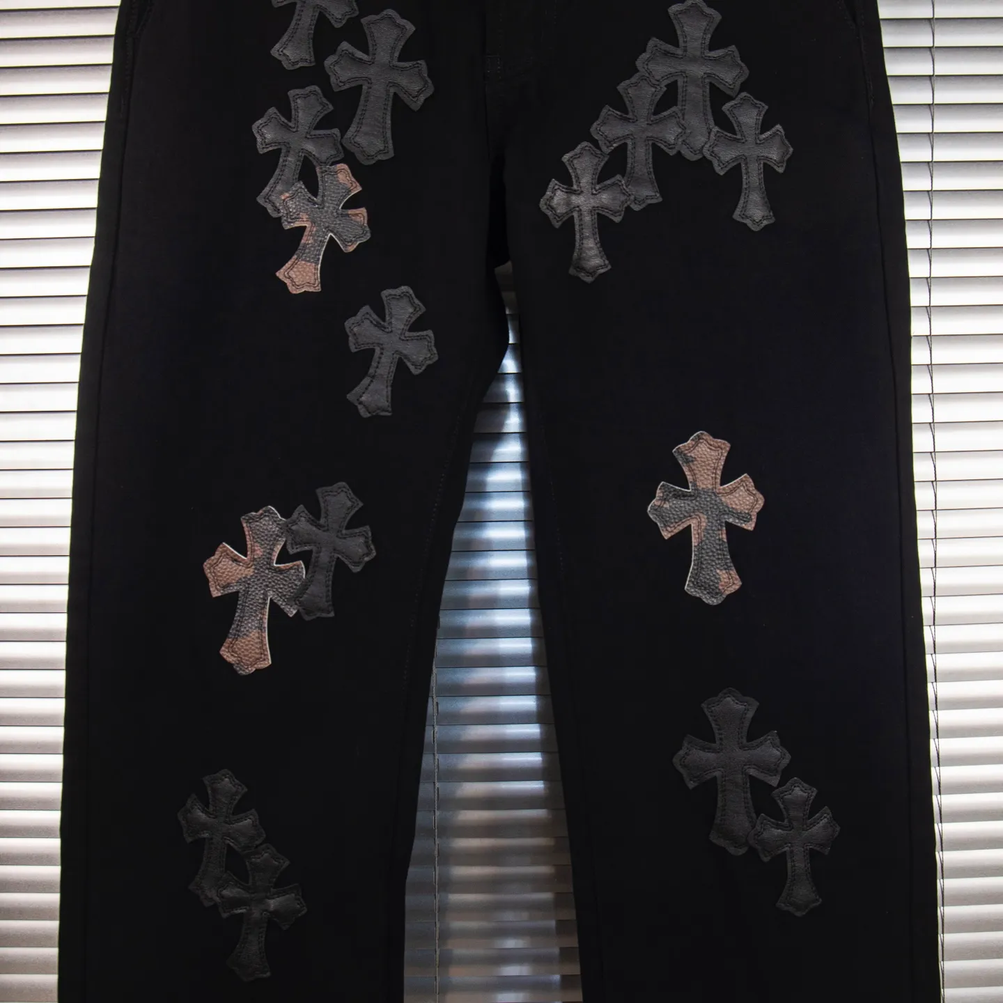 P260 Chrome Hearts丨Chrome Hearts Black and Brown Camouflage Cross Patched Leather Jeans - Full of exploring the ultimate in fashion, Chrome Hearts' new Chrome Hearts pants cleverly integrate camouflage crosses, camouflage crosses and other elements to break traditional boundaries. Mattyboy's clever fusion of overalls and khaki jeans, the same style, brings endless matching inspiration to fashionistas! Whether it is daily wear or a trendy try, these pants can bring you an excellent fashion experience. Style number: 1753# Color: casual black Size: 28 30 32 34